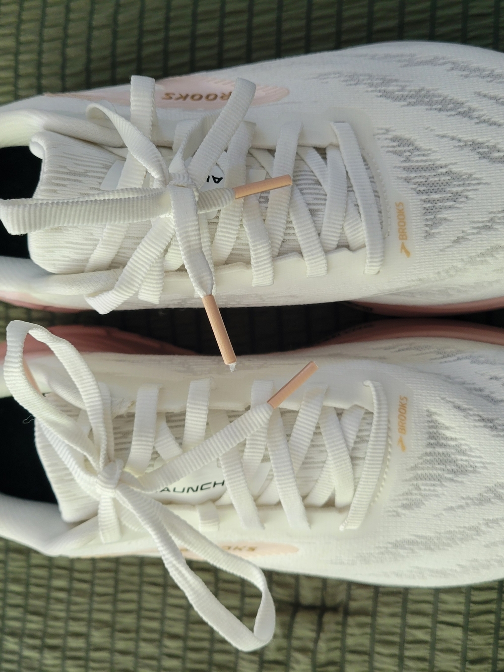 Brooks Launch 11 Women's Running Shoes — White with Pink Accents. Size 9 - Picture 2 of 6